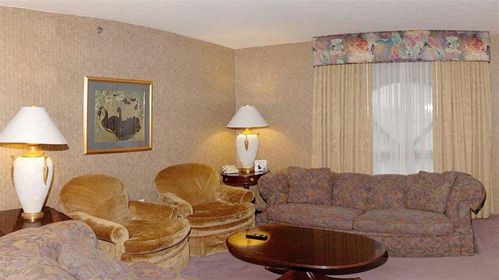 Quality Inn & Suites Cincinnati I-275 Спрингдейл Екстериор снимка